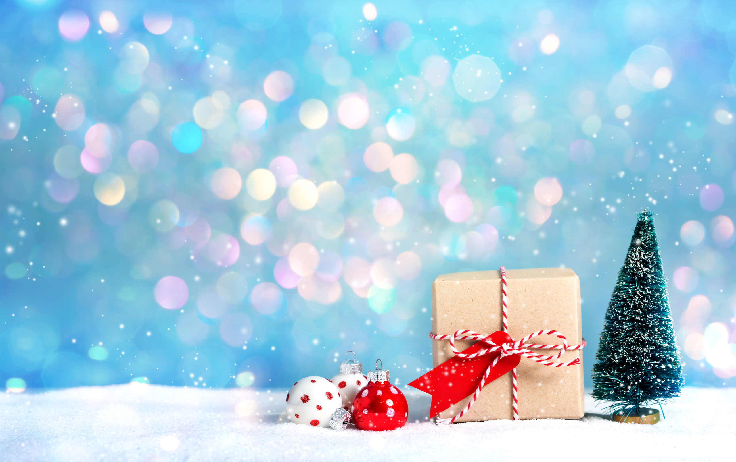 Little,Handmade,Gift,Box,With,Miniature,Christmas,Tree
